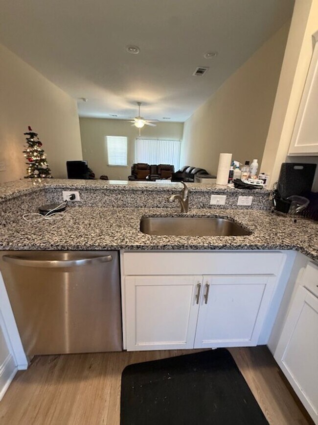 Foto del edificio - Two Bedroom Townhome