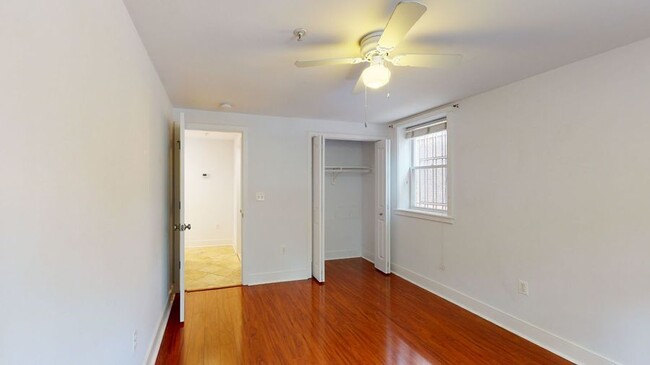 Building Photo - Spacious One Bedroom Condo!