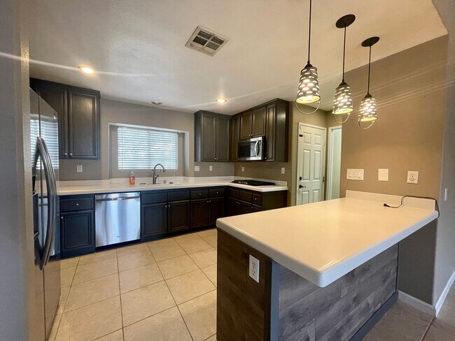 Foto del edificio - COMING SOON!!! Beautiful 3 Bedroom, 2 Bathroom + Den Residence in the Heart of La Quinta!