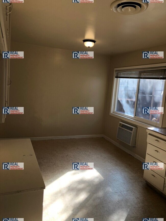 Building Photo - Modesto 2 Bedroom 1 Bath Duplex