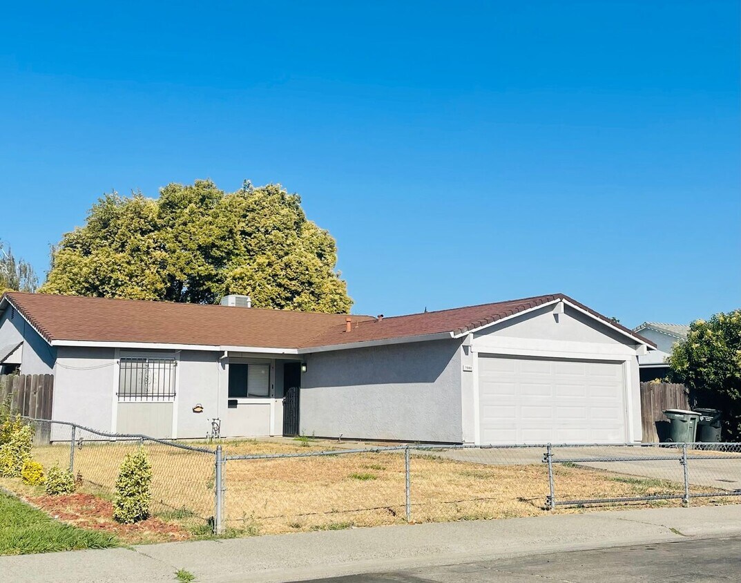 Primary Photo - Updated 4bed/2 bath home in South Sac