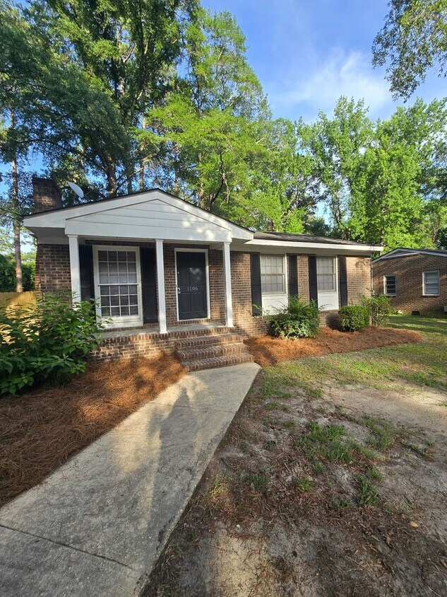 Foto principal - Renovated Home 3 bedroom 1.5 bath with new...