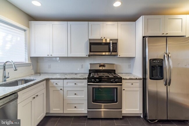 Kitchen - 1523 S Mole St