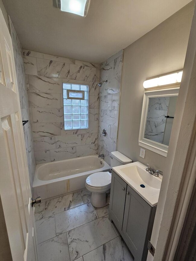 Foto del edificio - Come make this beautifully rehabbed home Y...