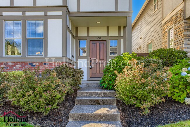 Building Photo - BEST REDUCED PRICE at $2,995 ** Spacious &...
