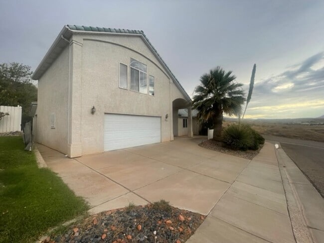Building Photo - Furnished home available! Landscape maintenance included.