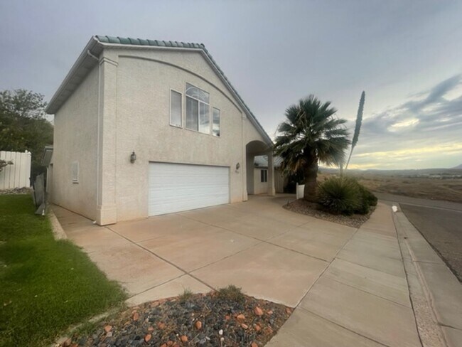 Foto del edificio - Furnished home available! Landscape maintenance included.