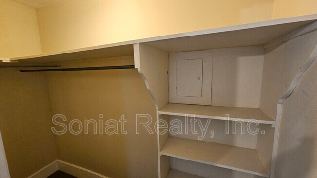 Building Photo - 110 S Pierce St