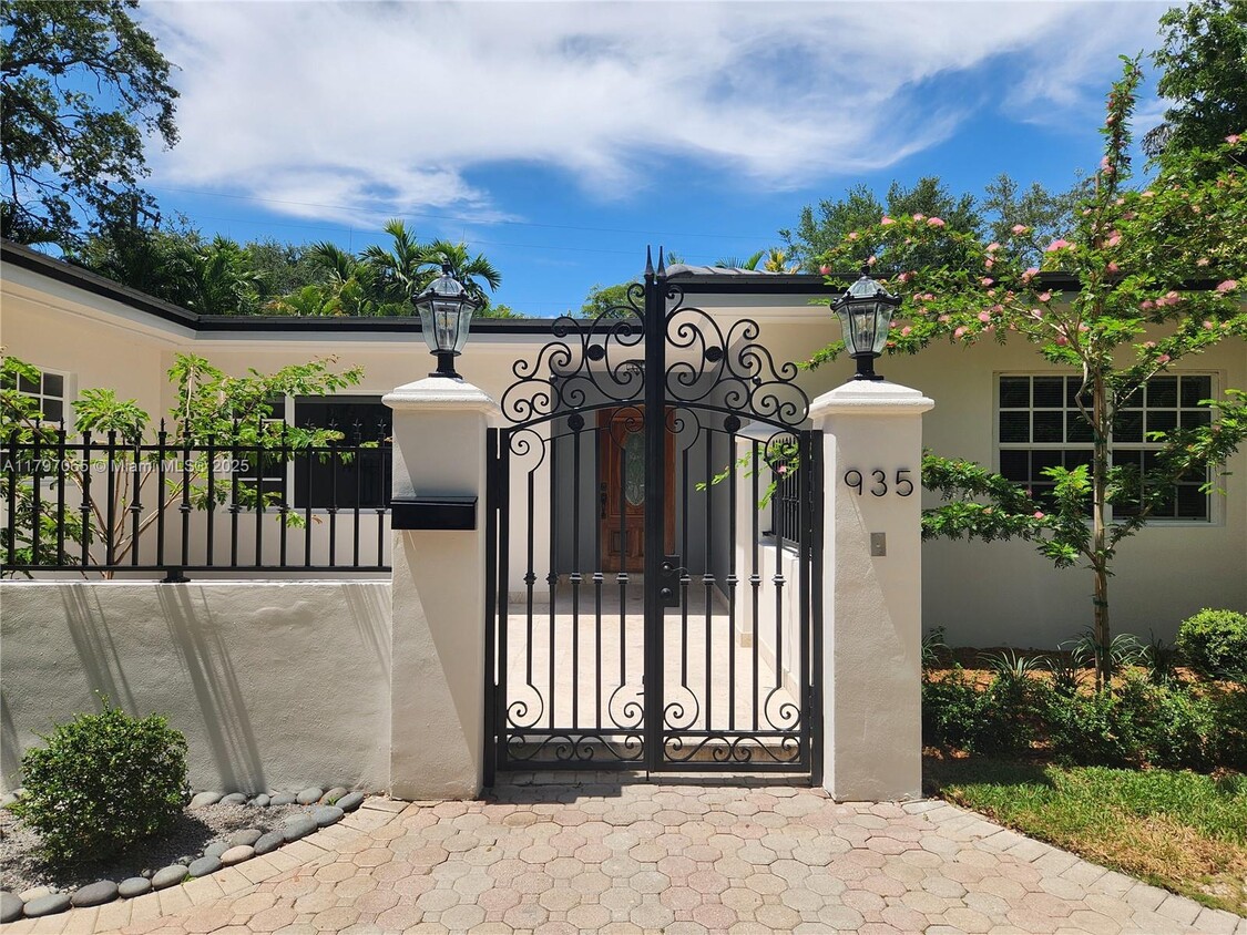 Primary Photo - 935 Alfonso Ave