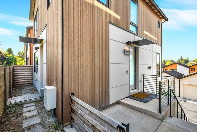 Building Photo - Contemporary 3 Bedroom 3 Bath with Attached Garage in Beacon Hill