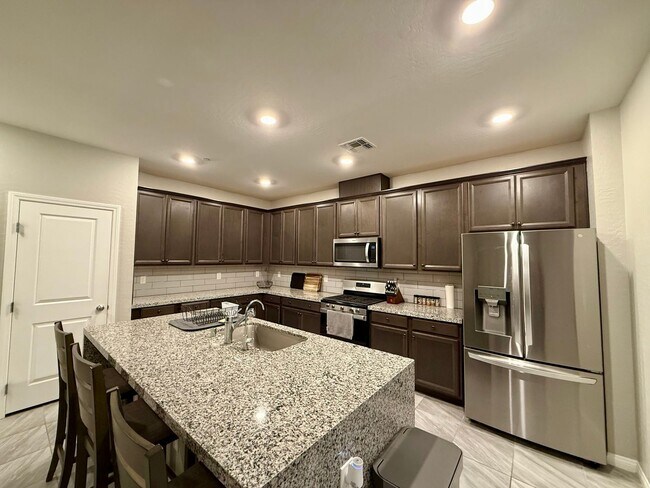 Foto del edificio - 3/BD 2.5/BA Luxury Furnished Townhome! Bri...