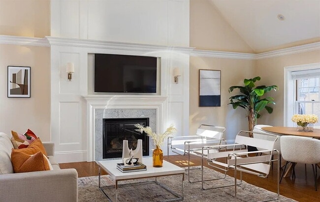 Building Photo - Bright & Spacious Unit with Natural Light