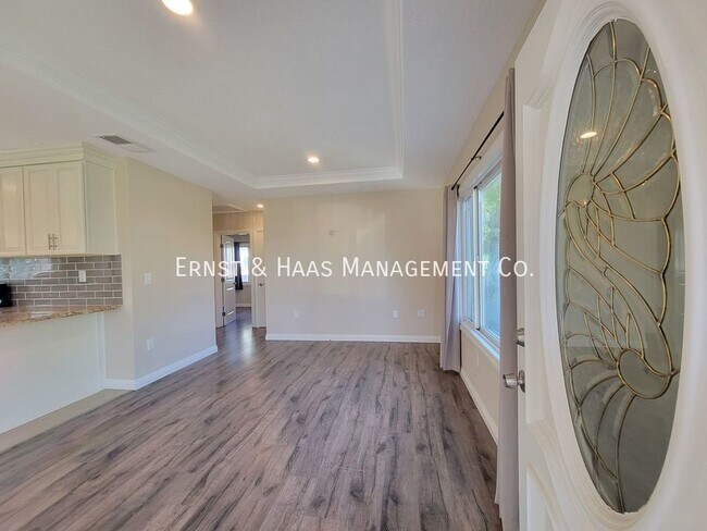 Building Photo - Beautifully Remodeled 3 Bedroom 2 Bath Lak...