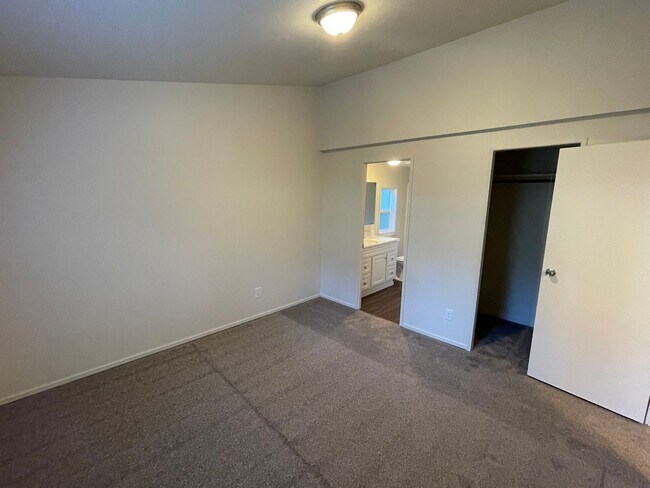 Building Photo - Lovely 3 Bedroom Home out of Town!