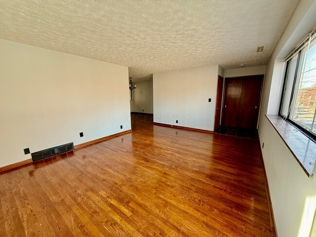 Building Photo - 295 E Whittier St