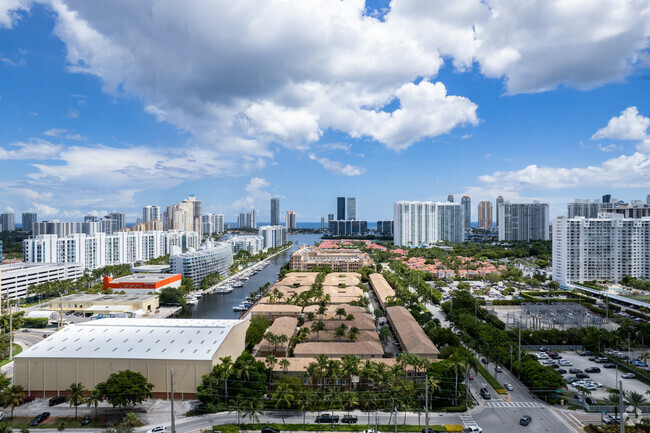 Building Photo - Aventi at Aventura
