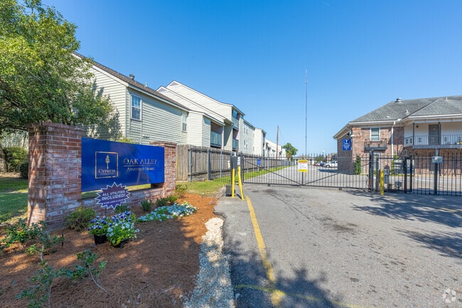 Building Photo - Oak Alley Apartments