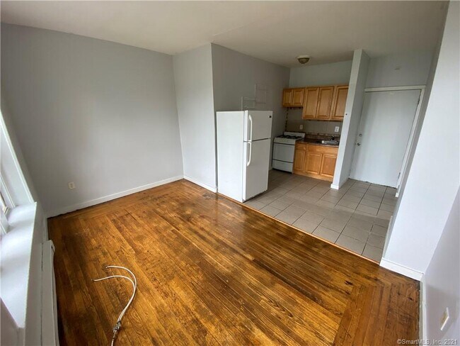 Building Photo - 522 Elm St