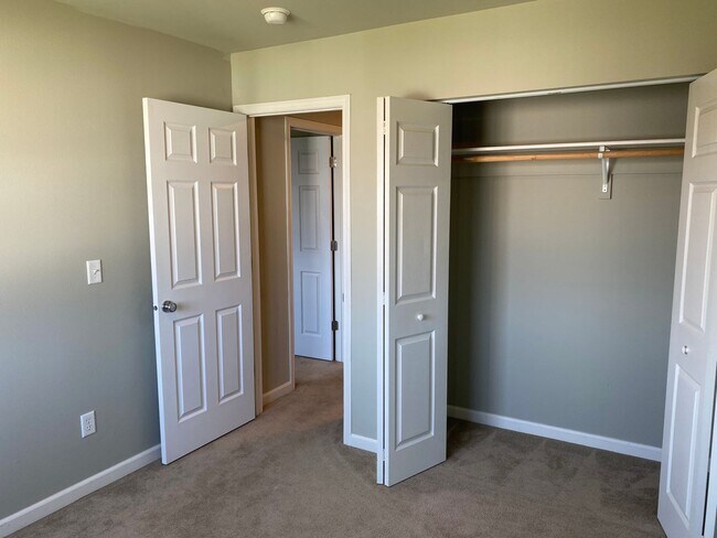 Foto del edificio - Spacious End Unit Condo