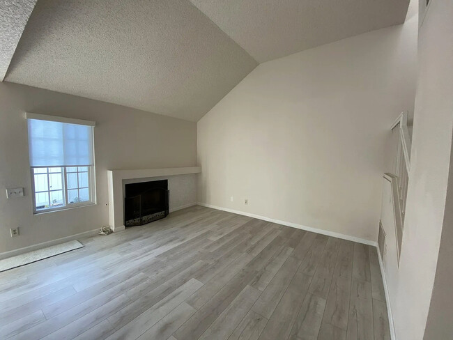 Foto del edificio - 5714 Canterbury Dr