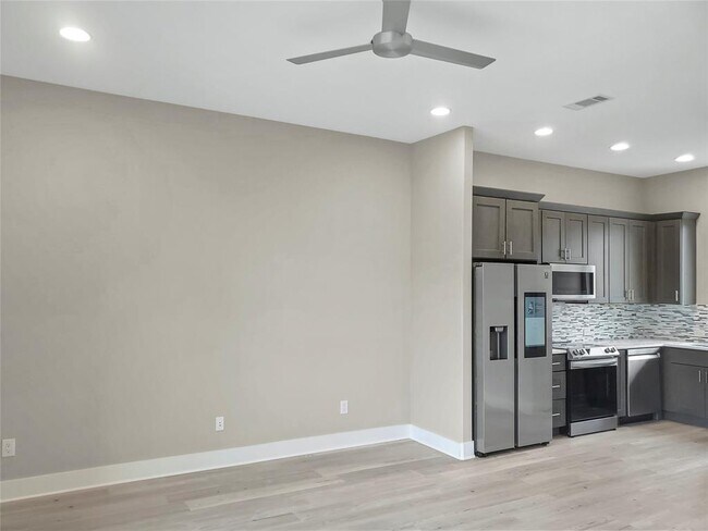 Foto del edificio - 320 Feliks Gwozdz Pl