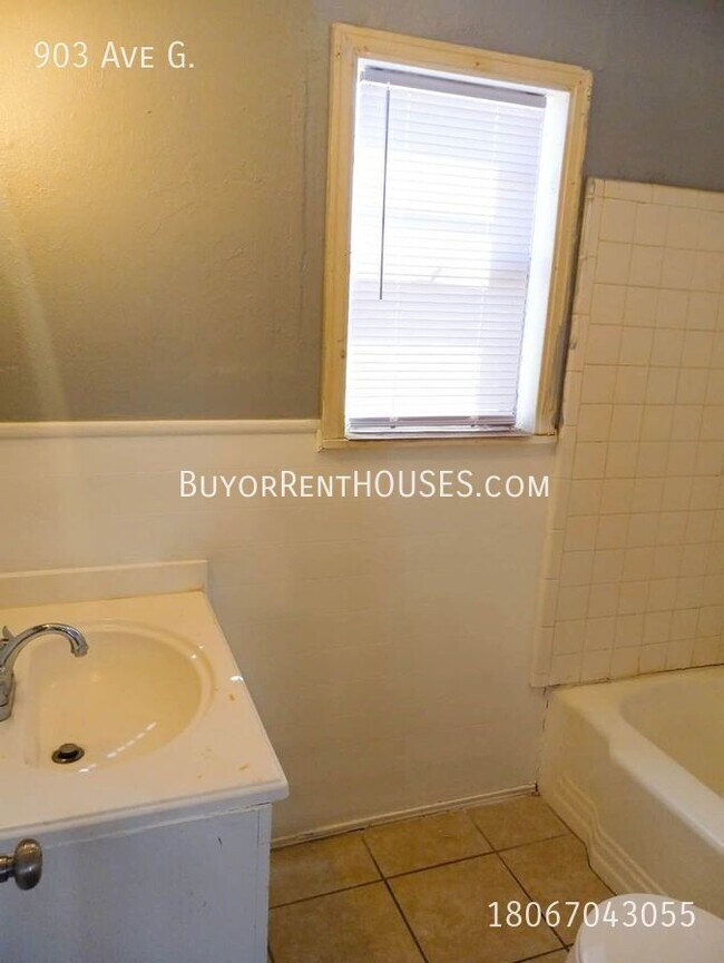 Building Photo - 903 Ave G