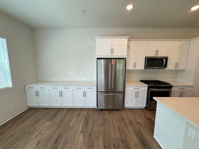 Building Photo - Luxurious 3 Bedroom 2 Bathroom Townhome in...
