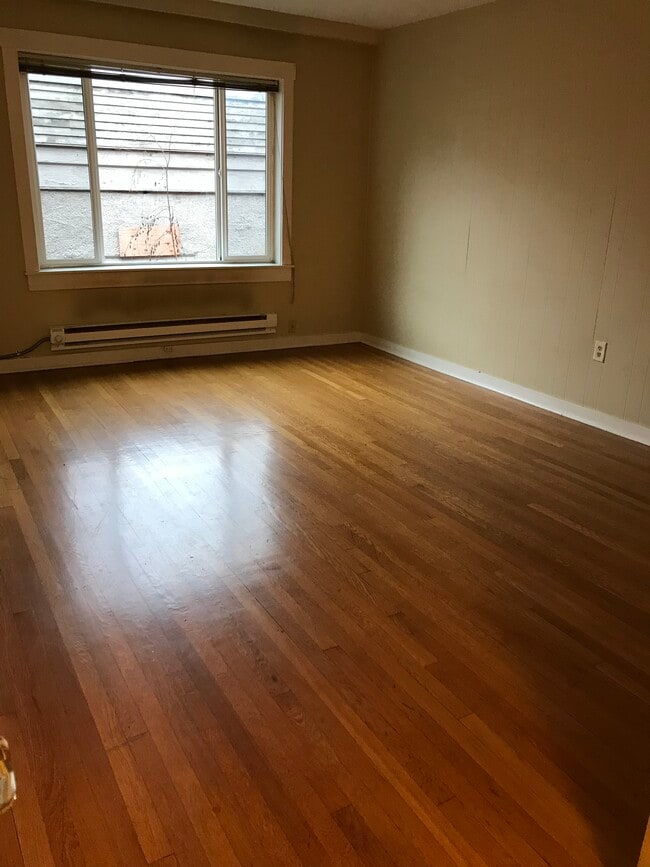 Living - 221 Belmont Ave E