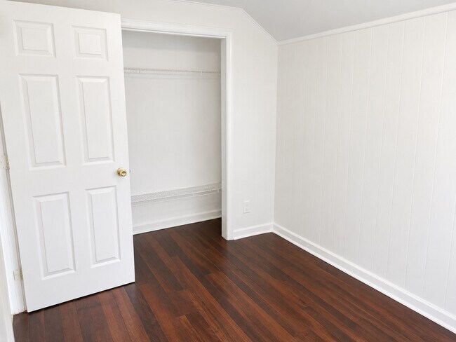 Dormitorio 1 - 131 S 7th Ave