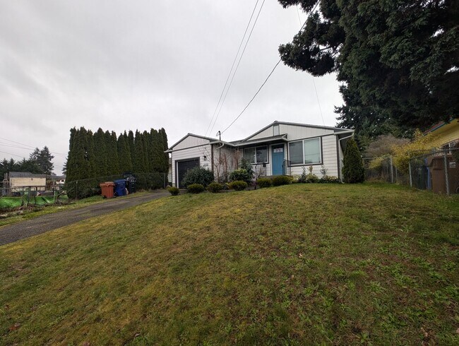 Building Photo - Refreshed 3 Bedroom in Tacoma - HUGE Fenced Yard & Outdoor Space. Available Now!