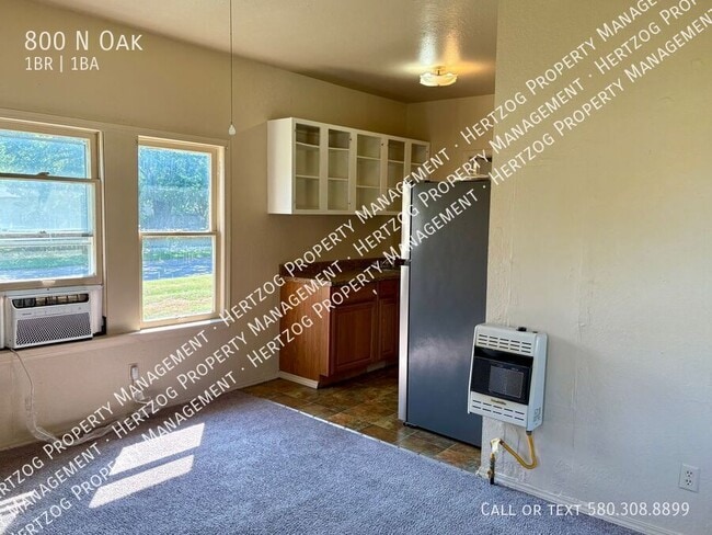 Building Photo - 800 N Oak-