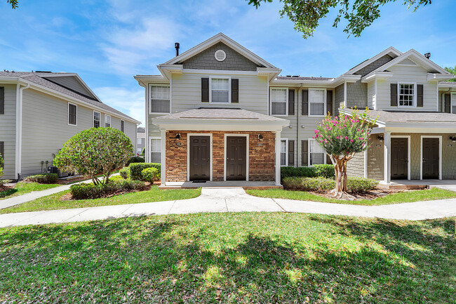 Exterior con piedras apiladas - Lakeside Retreat at 27