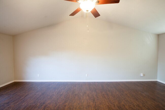 Foto del edificio - 5713 Baker Dr