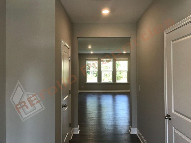 Foto del edificio - Grand 5 Bedroom 3 Baths House w/1st FL gue...