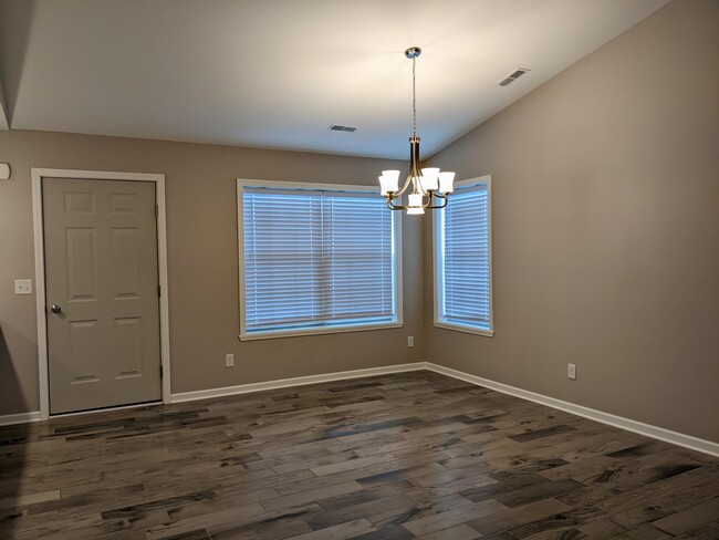 Foto del edificio - 7270 Rolling Hills Ln