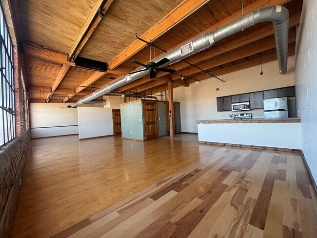 Foto del edificio - FIRST MONTH FREE! Beautiful Studio Loft