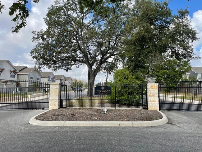 Building Photo - 10318 Lynwood Vlg