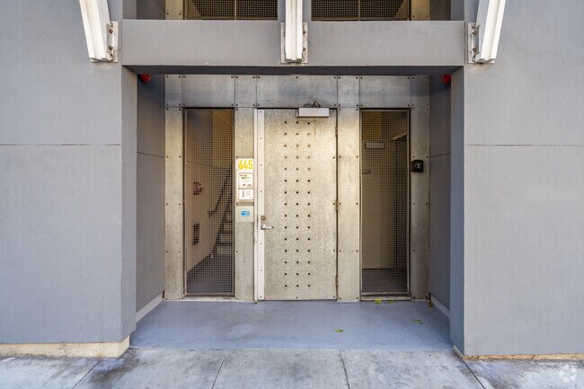 Entrada - 645 Haight St