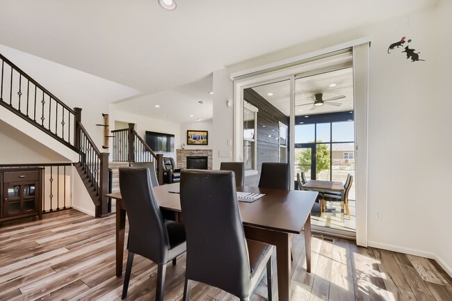 Foto del edificio - Stunning & Contemporary 4-Bedroom Home on Open Space-Available July 1st!