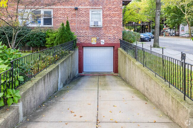 Building Photo - 6692 Selfridge St