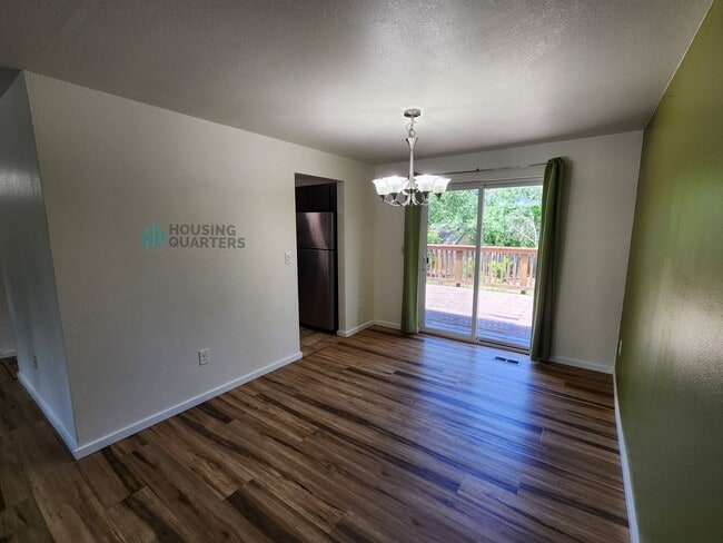 Building Photo - Single family home with large back yard!