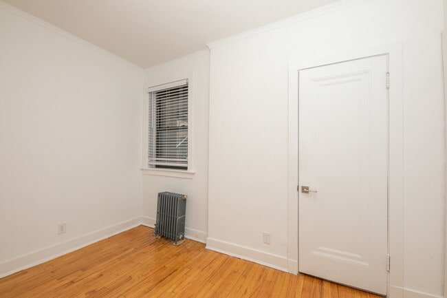 Building Photo - 1008 Hinman Ave