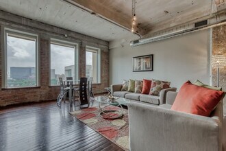 Building Photo - 500 S Ervay St