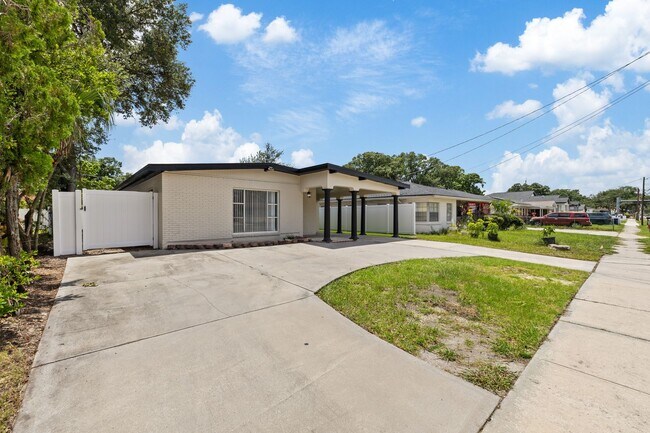 Foto del edificio - 2706 W Tampa Bay Blvd