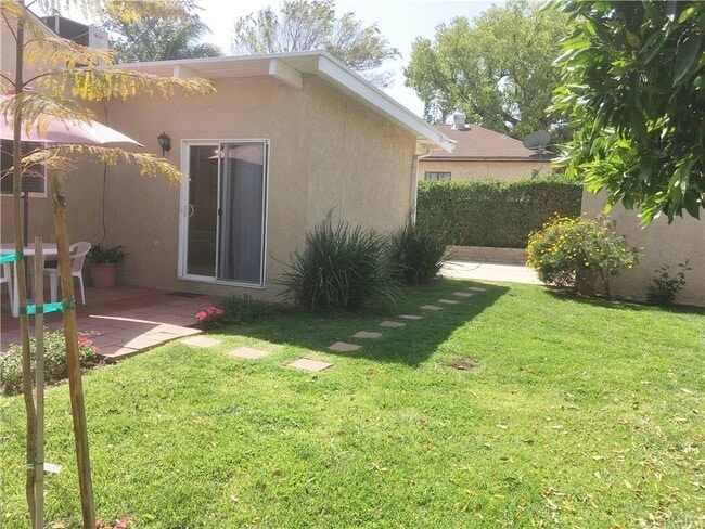 Foto del edificio - Spacious 3BR/2BA Tarzana Home with Lush Yard & Sunny Patio