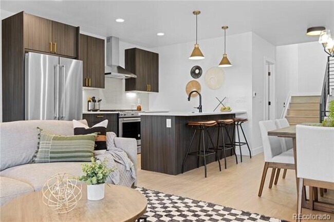 Foto del edificio - First Month on Us!  Gorgeous Contemporary ...