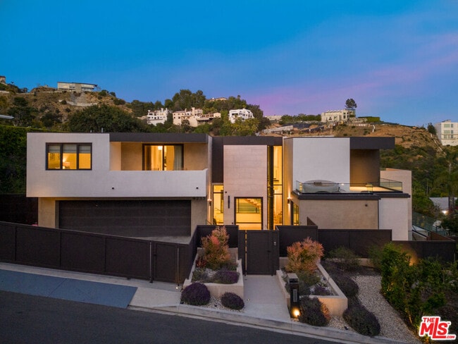 Building Photo - 9255 Swallow Dr