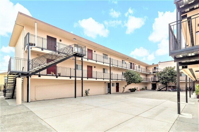 Building Photo - 650 E 17th St