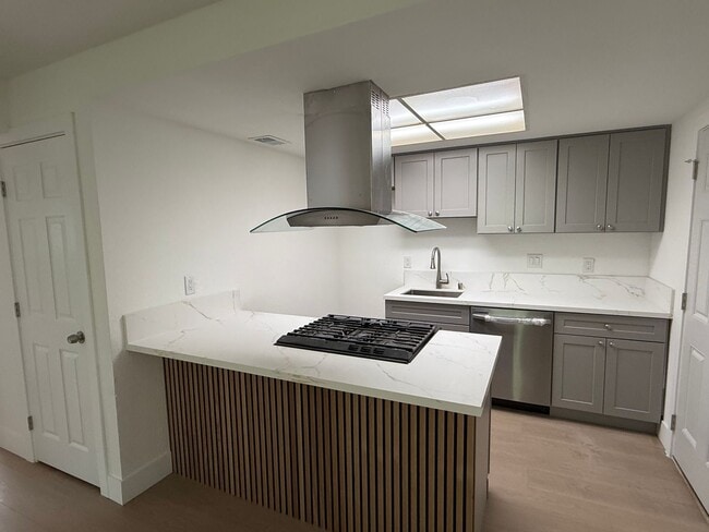 Building Photo - 401-403 Elizabeth Way