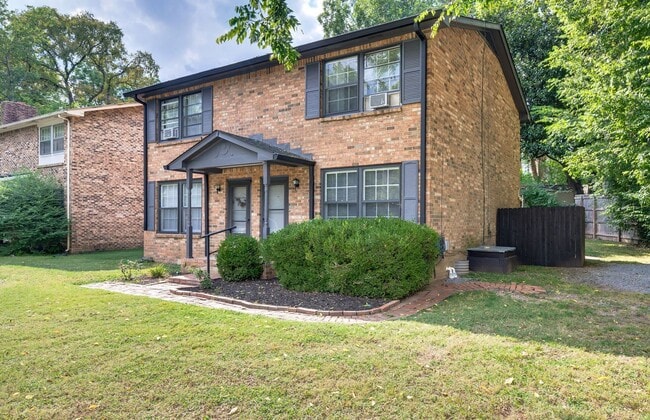 Building Photo - Awesome 2BE/1.5BA duplex in fantastic location in Nashville!